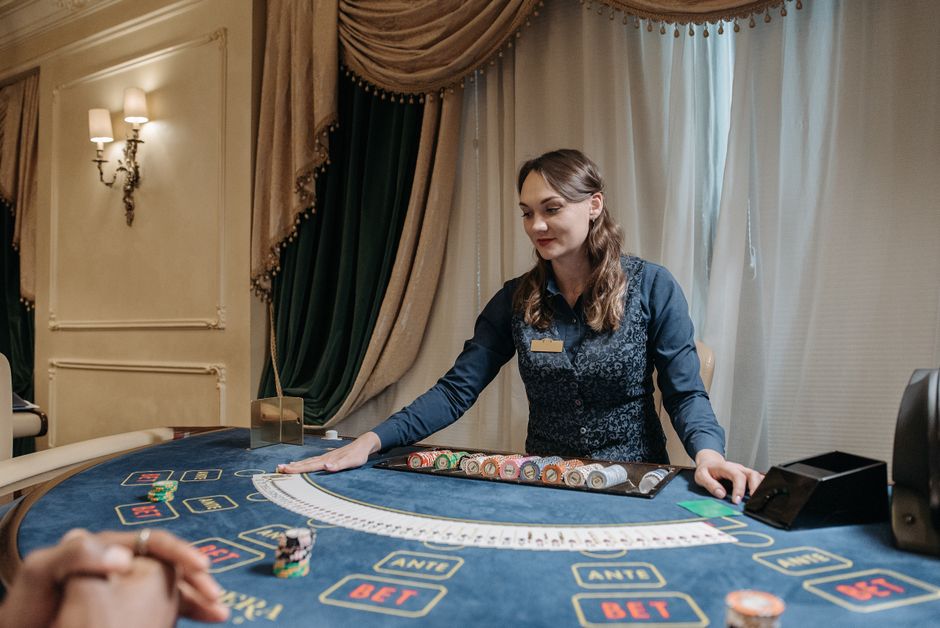 25 Freispiele ohne Einzahlung 2026: Aktuelle Angebote: Eingangshalle eines Casinos — Symbolbild für Kontoeröffnung und Identitätsprüfung
