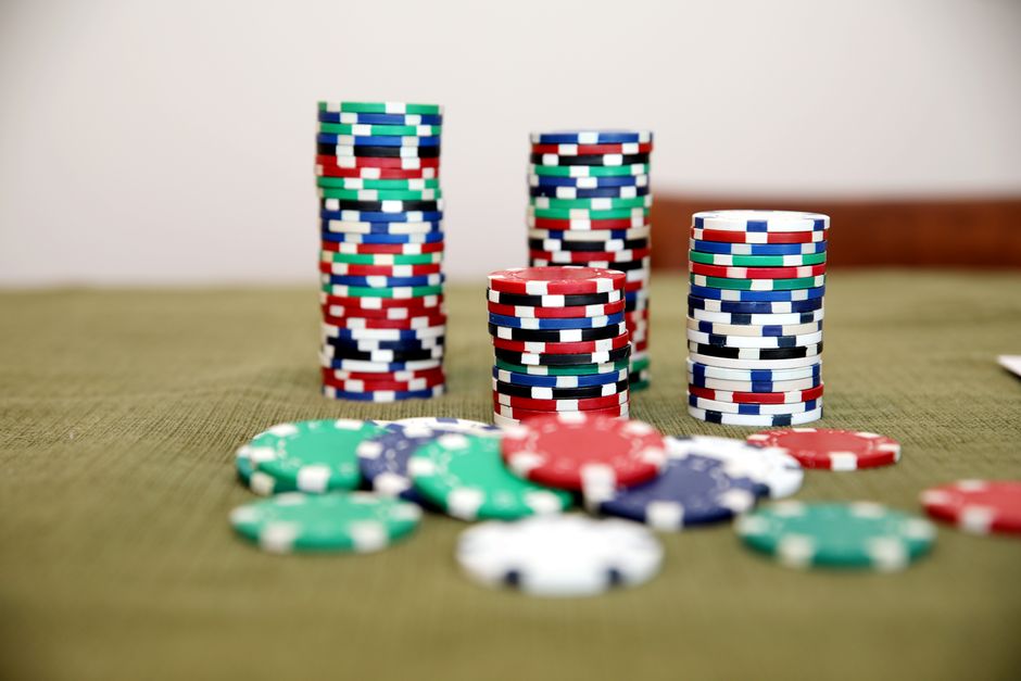 25 Freispiele ohne Einzahlung 2026: Aktuelle Angebote: gestapelte Casino-Jetons auf dem Filzteppich — Symbolbild für Umsatzbedingungen und Bonusregeln