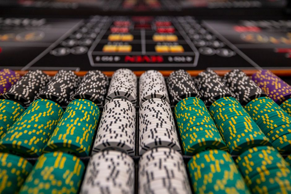 25 Freispiele ohne Einzahlung 2026: Aktuelle Angebote: abgedunkelter Casinosaal ohne Spielbetrieb — Symbolbild für Pause und verantwortungsvolles Spielen