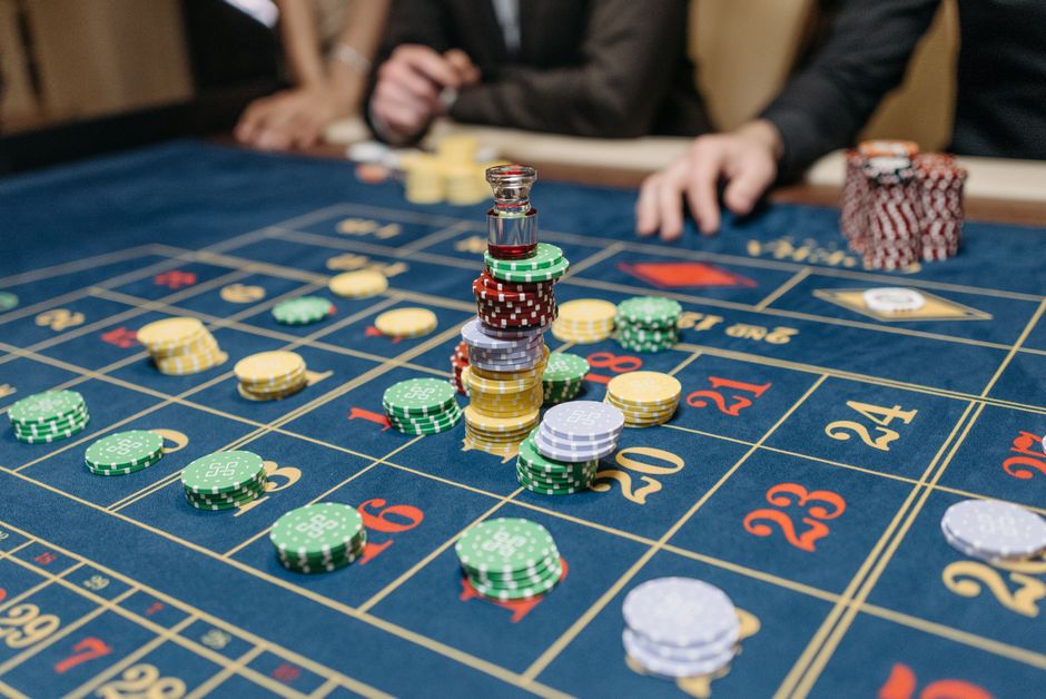 25 Freispiele ohne Einzahlung 2026: Aktuelle Angebote: Roulette-Kessel und Jetons auf einem Casinotisch — Symbolbild zum Bonusvergleich ohne Einzahlung